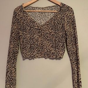 Lettuce Trim Ruched Detail Leopard Tee